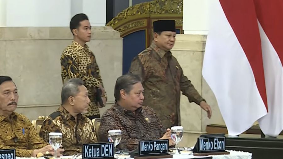 Presiden Prabowo Subianto saat menghadiri Sidang Kabinet Paripurna di Istana Negara, Jakarta, Senin (20/10/2025). (YouTube/Sekretariat Presiden)
