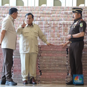 Penampakan Prabowo di Depan 'Gunung Uang' Rp 13 Triliun