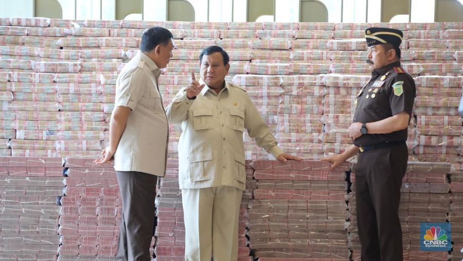 Presiden Prabowo Subianto bersama beberapa Kabinet Menteri Merah Putih dan Jaksa Agung, ST Burhanuddin dalam Penyerahan Uang Pengganti Kerugian Negara, di Kejaksaan Agung, Jakarta, Senin (20/10/2025). (CNBC Indonesia/Tri Susilo)