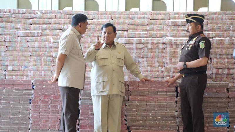 Presiden Prabowo Subianto bersama beberapa Kabinet Menteri Merah Putih dan Jaksa Agung, ST Burhanuddin dalam Penyerahan Uang Pengganti Kerugian Negara, di Kejaksaan Agung, Jakarta, Senin (20/10/2025). (CNBC Indonesia/Tri Susilo)
