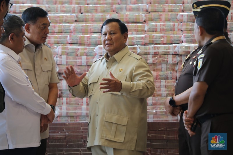 Presiden Prabowo Subianto bersama beberapa Kabinet Menteri Merah Putih dan Jaksa Agung, ST Burhanuddin dalam Penyerahan Uang Pengganti Kerugian Negara, di Kejaksaan Agung, Jakarta, Senin (20/10/2025). Presiden Prabowo Subianto bersama beberapa Kabinet Menteri Merah Putih dan Jaksa Agung, ST Burhanuddin dalam Penyerahan Uang Pengganti Kerugian Negara, di Kejaksaan Agung, Jakarta, Senin (20/10/2025). (CNBC Indonesia/Tri Susilo)