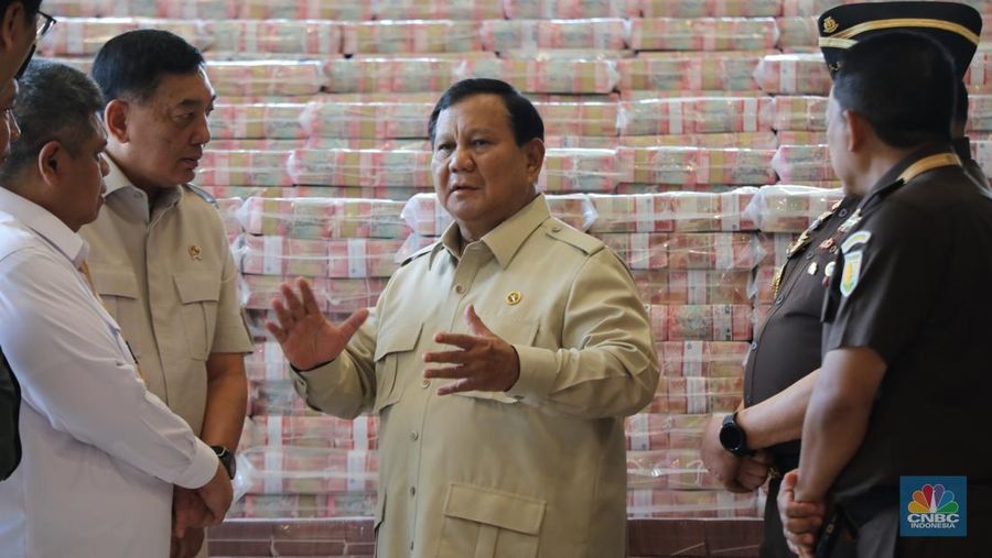 Presiden Prabowo Subianto bersama beberapa Kabinet Menteri Merah Putih dan Jaksa Agung, ST Burhanuddin dalam Penyerahan Uang Pengganti Kerugian Negara, di Kejaksaan Agung, Jakarta, Senin (20/10/2025). (CNBC Indonesia/Tri Susilo)