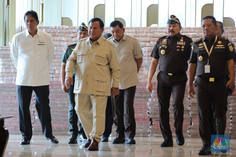 Presiden Prabowo Subianto bersama beberapa Kabinet Menteri Merah Putih dan Jaksa Agung, ST Burhanuddin dalam Penyerahan Uang Pengganti Kerugian Negara, di Kejaksaan Agung, Jakarta, Senin (20/10/2025). Presiden Prabowo Subianto bersama beberapa Kabinet Menteri Merah Putih dan Jaksa Agung, ST Burhanuddin dalam Penyerahan Uang Pengganti Kerugian Negara, di Kejaksaan Agung, Jakarta, Senin (20/10/2025). (CNBC Indonesia/Tri Susilo)