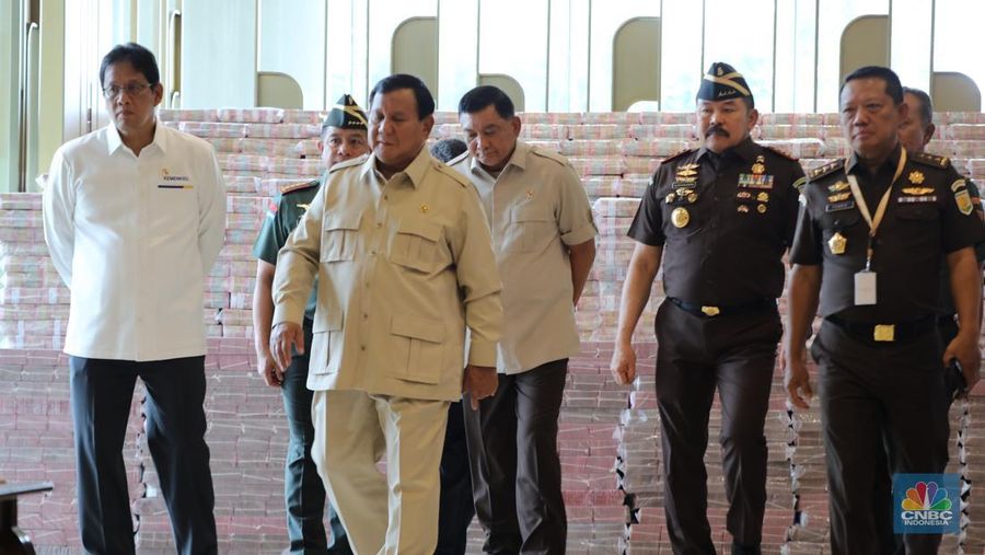 Presiden Prabowo Subianto bersama beberapa Kabinet Menteri Merah Putih dan Jaksa Agung, ST Burhanuddin dalam Penyerahan Uang Pengganti Kerugian Negara, di Kejaksaan Agung, Jakarta, Senin (20/10/2025). (CNBC Indonesia/Tri Susilo)