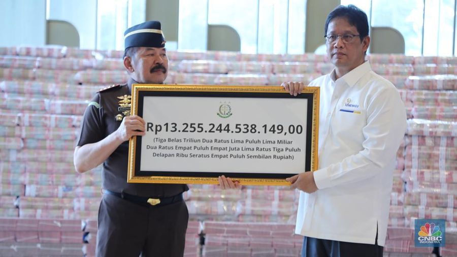 Presiden Prabowo Subianto bersama beberapa Kabinet Menteri Merah Putih dan Jaksa Agung, ST Burhanuddin dalam Penyerahan Uang Pengganti Kerugian Negara, di Kejaksaan Agung, Jakarta, Senin (20/10/2025). (CNBC Indonesia/Tri Susilo)