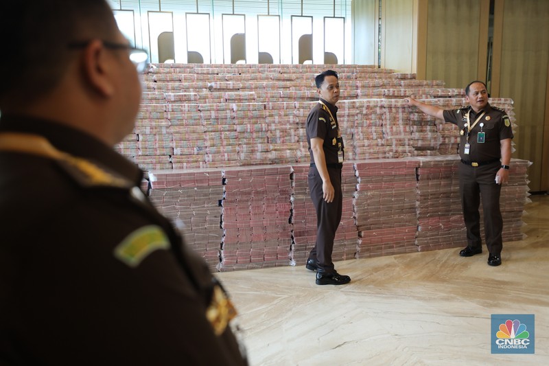 Presiden Prabowo Subianto bersama beberapa Kabinet Menteri Merah Putih dan Jaksa Agung, ST Burhanuddin dalam Penyerahan Uang Pengganti Kerugian Negara, di Kejaksaan Agung, Jakarta, Senin (20/10/2025). Presiden Prabowo Subianto bersama beberapa Kabinet Menteri Merah Putih dan Jaksa Agung, ST Burhanuddin dalam Penyerahan Uang Pengganti Kerugian Negara, di Kejaksaan Agung, Jakarta, Senin (20/10/2025). (CNBC Indonesia/Tri Susilo)