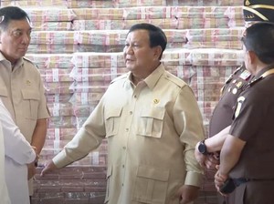 Saat Prabowo Berdiri di Depan Gunung Duit Pengganti Kerugian Negara