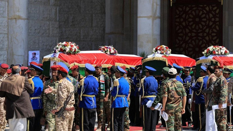 Prosesi pemakaman Kepala Staf Militer Houthi Muhammad al-Ghamari di Sanaa, Yaman, Senin (20/10/2025). (REUTERS/Khaled Abdullah)