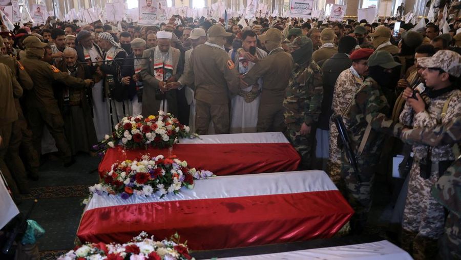 Prosesi pemakaman Kepala Staf Militer Houthi Muhammad al-Ghamari di Sanaa, Yaman, Senin (20/10/2025). (REUTERS/Khaled Abdullah)