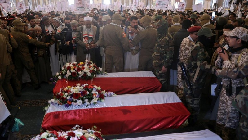 Prosesi pemakaman Kepala Staf Militer Houthi Muhammad al-Ghamari di Sanaa, Yaman, Senin (20/10/2025). (REUTERS/Khaled Abdullah)