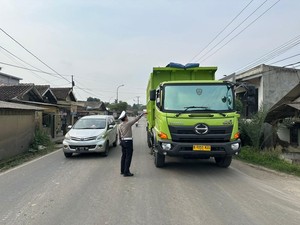Polisi-Dishub Tertibkan Truk Tambang Langgar Jam Operasional di Serang