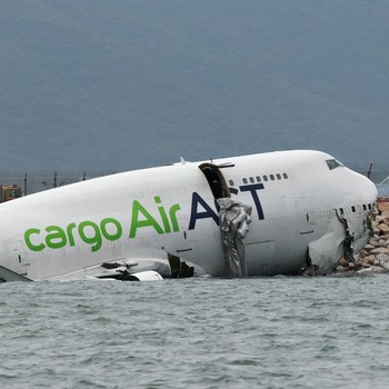 Potret Pesawat Emirates Boeing 747 Jatuh ke Laut, Hidung & Ekor Pisah
