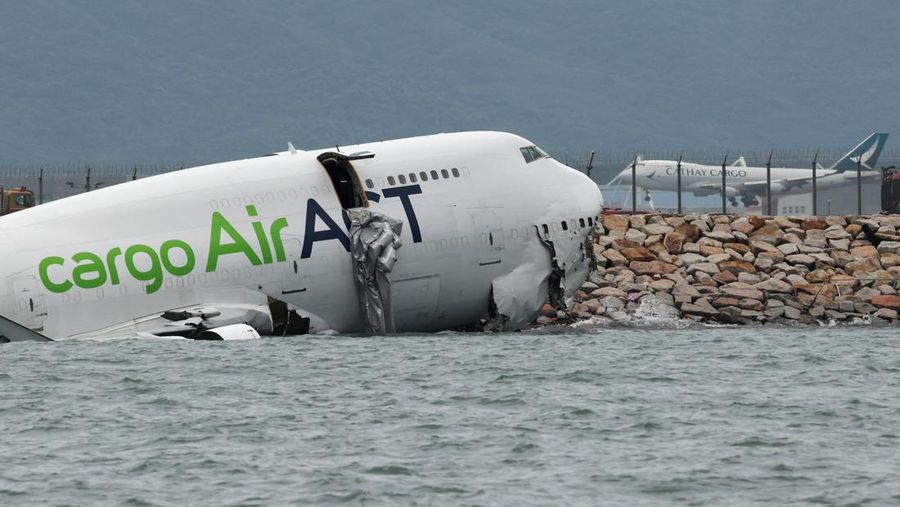 Sebuah pesawat kargo sebagian berada di laut setelah keluar dari landasan pacu saat mendarat di Bandara Internasional Hong Kong di Hong Kong, Cina, 20 Oktober 2025. Sebuah pesawat kargo sebagian berada di laut setelah keluar dari landasan pacu saat mendarat di Bandara Internasional Hong Kong di Hong Kong, Cina, 20 Oktober 2025. (REUTERS/Tyrone Siu)