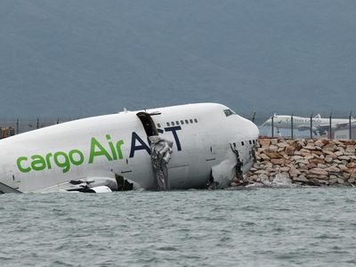 Potret Pesawat Emirates Boeing 747 Jatuh ke Laut, Hidung & Ekor Pisah