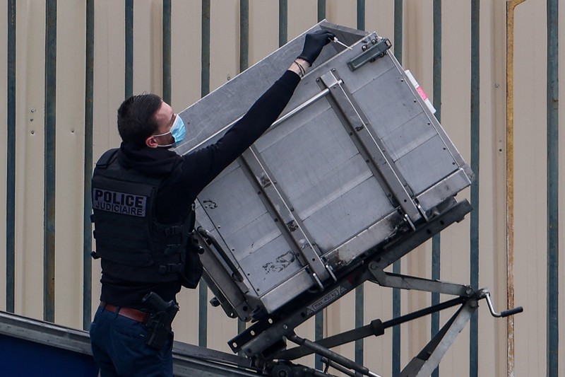 Petugas polisi forensik tiba di museum Louvre setelah adanya laporan perampokan, di Paris, Prancis, 19 Oktober 2025. Petugas polisi forensik tiba di museum Louvre setelah adanya laporan perampokan, di Paris, Prancis, 19 Oktober 2025. (REUTERS/Gonzalo Fuentes)