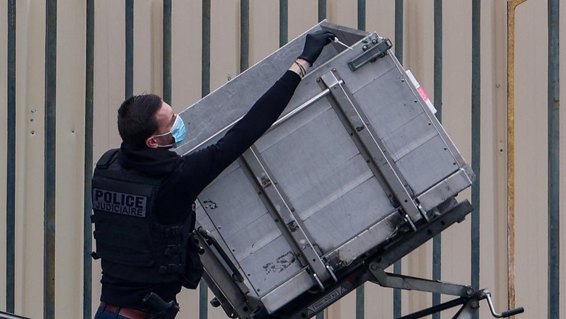 Petugas polisi forensik tiba di museum Louvre setelah adanya laporan perampokan, di Paris, Prancis, 19 Oktober 2025. (REUTERS/Gonzalo Fuentes)