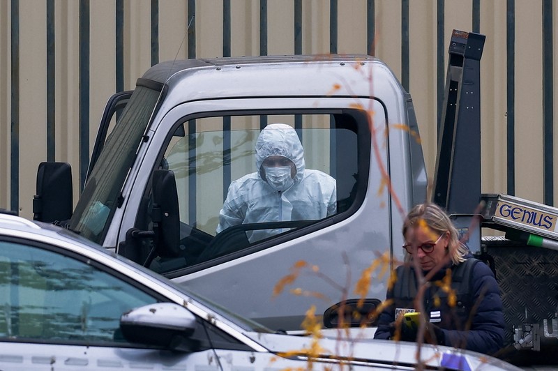 Petugas polisi forensik tiba di museum Louvre setelah adanya laporan perampokan, di Paris, Prancis, 19 Oktober 2025. Petugas polisi forensik tiba di museum Louvre setelah adanya laporan perampokan, di Paris, Prancis, 19 Oktober 2025. (REUTERS/Gonzalo Fuentes)