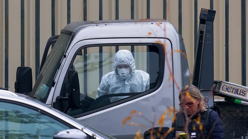 Petugas polisi forensik tiba di museum Louvre setelah adanya laporan perampokan, di Paris, Prancis, 19 Oktober 2025. (REUTERS/Gonzalo Fuentes)