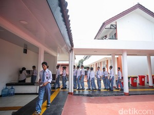 Video: Keren! Seragam Murid Sekolah Rakyat di Bekasi Ada 7 Macam