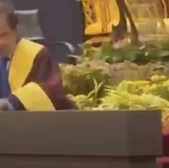 Detik-Detik Sultan Brunei Hassanal Bolkiah Terjatuh di Atas Panggung