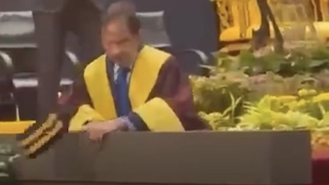 Detik-Detik Sultan Brunei Hassanal Bolkiah Terjatuh di Atas Panggung