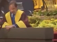 Detik-Detik Sultan Brunei Hassanal Bolkiah Terjatuh di Atas Panggung