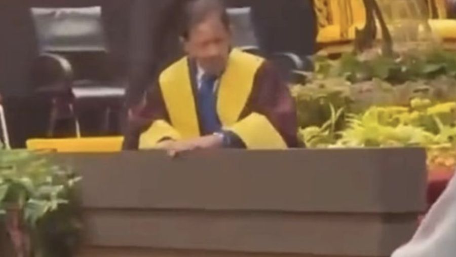 Sultan Brunei Darussalam, Hassanal Bolkiah terjatuh. (Dok. Istimewa)