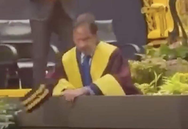 Sultan Brunei Darussalam, Hassanal Bolkiah terjatuh. (Dok. Istimewa) Sultan Brunei Darussalam, Hassanal Bolkiah terjatuh. (Dok. Istimewa)