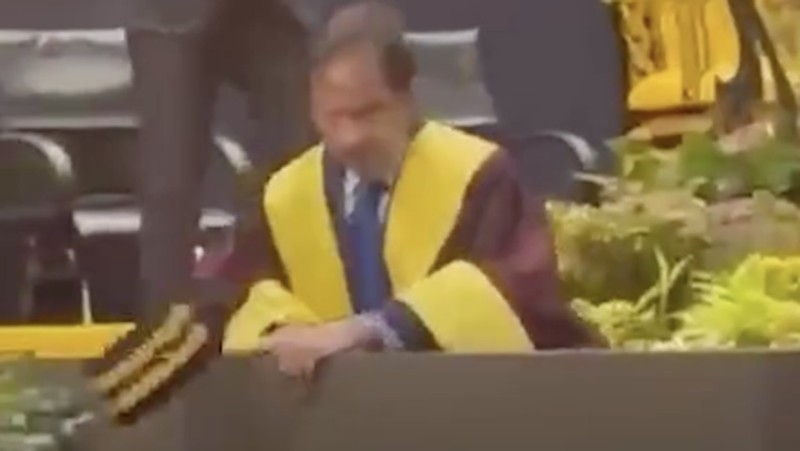 Sultan Brunei Darussalam, Hassanal Bolkiah terjatuh. (Dok. Istimewa)