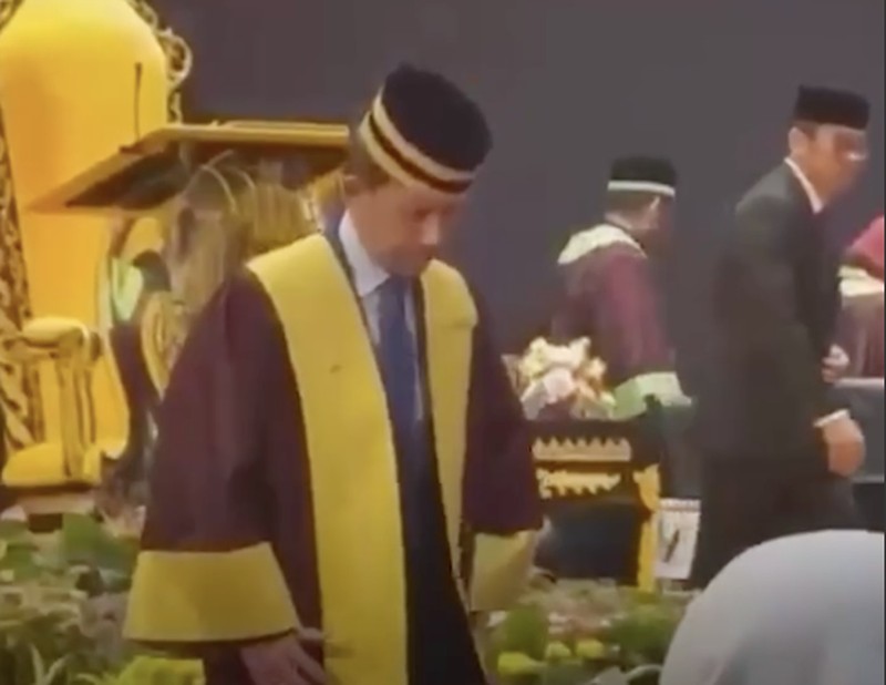 Sultan Brunei Darussalam, Hassanal Bolkiah terjatuh. (Dok. Istimewa) Sultan Brunei Darussalam, Hassanal Bolkiah terjatuh. (Dok. Istimewa)