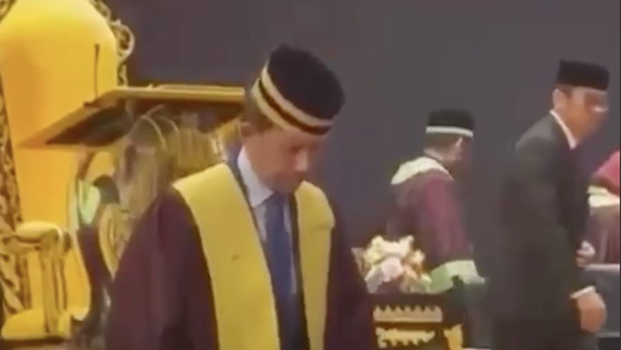 Sultan Brunei Darussalam, Hassanal Bolkiah terjatuh. (Dok. Istimewa) Sultan Brunei Darussalam, Hassanal Bolkiah terjatuh. (Dok. Istimewa)