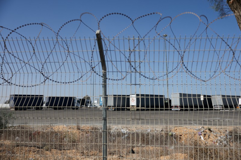 Truk-truk bantuan untuk menunggu dari perlintasan perbatasan Kerem Shalom menuju Gaza Selatan di Israel selatan, Senin (20/10/2025). (REUTERS/Hannah McKay) Truk-truk bantuan untuk menunggu dari perlintasan perbatasan Kerem Shalom menuju Gaza Selatan di Israel selatan, Senin (20/10/2025). (REUTERS/Hannah McKay)
