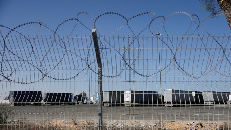 Truk-truk bantuan untuk menunggu dari perlintasan perbatasan Kerem Shalom menuju Gaza Selatan di Israel selatan, Senin (20/10/2025). (REUTERS/Hannah McKay)