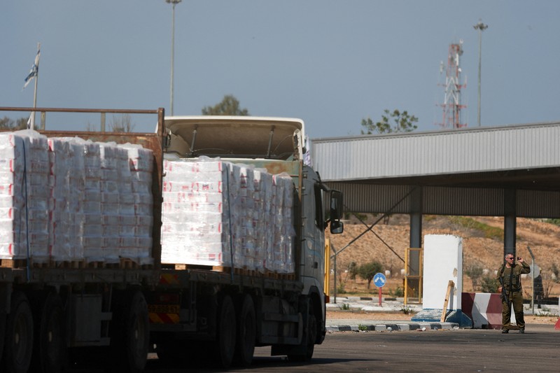 Truk-truk bantuan untuk menunggu dari perlintasan perbatasan Kerem Shalom menuju Gaza Selatan di Israel selatan, Senin (20/10/2025). (REUTERS/Hannah McKay) Truk-truk bantuan untuk menunggu dari perlintasan perbatasan Kerem Shalom menuju Gaza Selatan di Israel selatan, Senin (20/10/2025). (REUTERS/Hannah McKay)