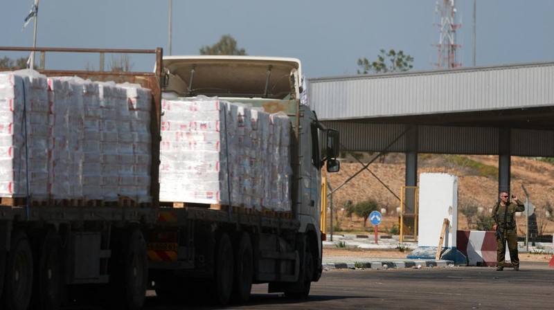Truk-truk bantuan untuk menunggu dari perlintasan perbatasan Kerem Shalom menuju Gaza Selatan di Israel selatan, Senin (20/10/2025). (REUTERS/Hannah McKay)