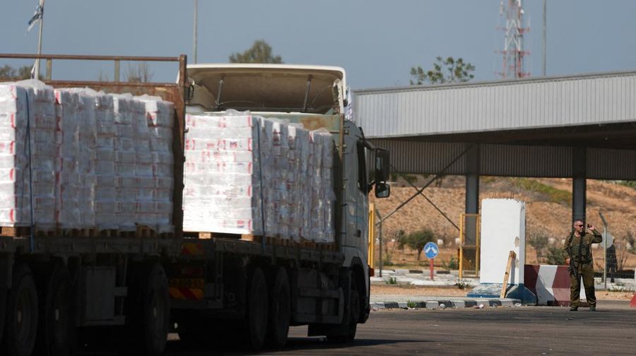 Truk-truk bantuan untuk menunggu dari perlintasan perbatasan Kerem Shalom menuju Gaza Selatan di Israel selatan, Senin (20/10/2025). (REUTERS/Hannah McKay) Truk-truk bantuan untuk menunggu dari perlintasan perbatasan Kerem Shalom menuju Gaza Selatan di Israel selatan, Senin (20/10/2025). (REUTERS/Hannah McKay)