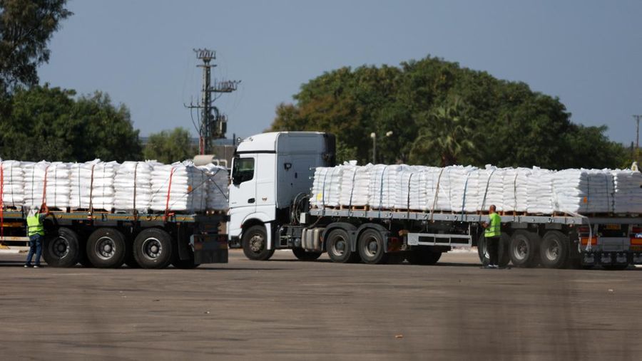 Truk-truk bantuan untuk menunggu dari perlintasan perbatasan Kerem Shalom menuju Gaza Selatan di Israel selatan, Senin (20/10/2025). (REUTERS/Hannah McKay) Truk-truk bantuan untuk menunggu dari perlintasan perbatasan Kerem Shalom menuju Gaza Selatan di Israel selatan, Senin (20/10/2025). (REUTERS/Hannah McKay)