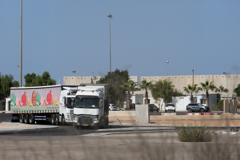 Truk-truk bantuan untuk menunggu dari perlintasan perbatasan Kerem Shalom menuju Gaza Selatan di Israel selatan, Senin (20/10/2025). (REUTERS/Hannah McKay) Truk-truk bantuan untuk menunggu dari perlintasan perbatasan Kerem Shalom menuju Gaza Selatan di Israel selatan, Senin (20/10/2025). (REUTERS/Hannah McKay)