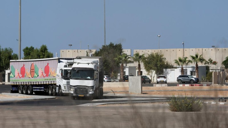Truk-truk bantuan untuk menunggu dari perlintasan perbatasan Kerem Shalom menuju Gaza Selatan di Israel selatan, Senin (20/10/2025). (REUTERS/Hannah McKay)