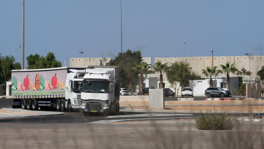 Truk-truk bantuan untuk menunggu dari perlintasan perbatasan Kerem Shalom menuju Gaza Selatan di Israel selatan, Senin (20/10/2025). (REUTERS/Hannah McKay) Truk-truk bantuan untuk menunggu dari perlintasan perbatasan Kerem Shalom menuju Gaza Selatan di Israel selatan, Senin (20/10/2025). (REUTERS/Hannah McKay)