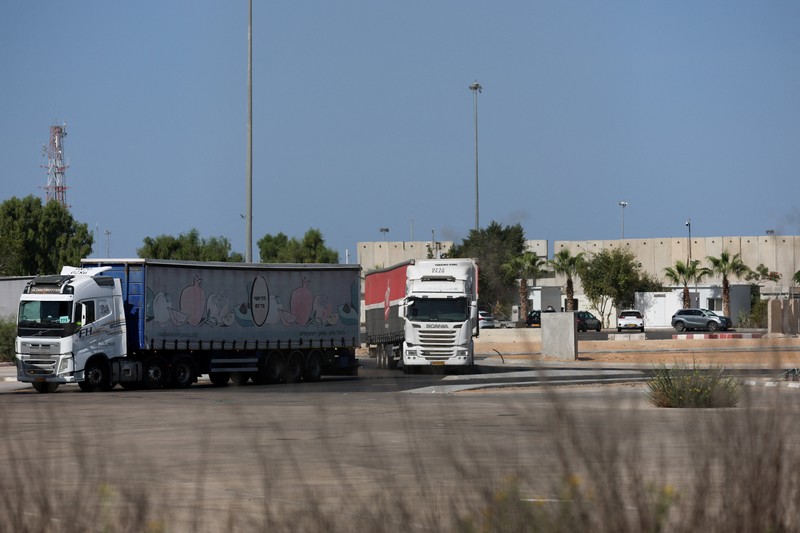 Truk-truk bantuan untuk menunggu dari perlintasan perbatasan Kerem Shalom menuju Gaza Selatan di Israel selatan, Senin (20/10/2025). (REUTERS/Hannah McKay) Truk-truk bantuan untuk menunggu dari perlintasan perbatasan Kerem Shalom menuju Gaza Selatan di Israel selatan, Senin (20/10/2025). (REUTERS/Hannah McKay)