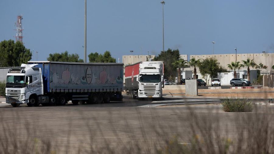 Truk-truk bantuan untuk menunggu dari perlintasan perbatasan Kerem Shalom menuju Gaza Selatan di Israel selatan, Senin (20/10/2025). (REUTERS/Hannah McKay) Truk-truk bantuan untuk menunggu dari perlintasan perbatasan Kerem Shalom menuju Gaza Selatan di Israel selatan, Senin (20/10/2025). (REUTERS/Hannah McKay)