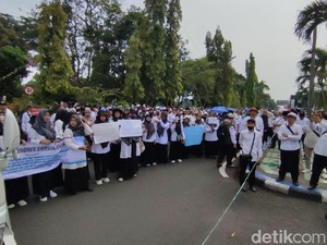 Aksi Ribuan Guru Honorer Madrasah Swasta Ciamis Suarakan Kesetaraan Hak