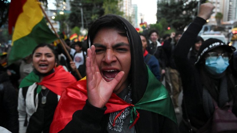 Aksi protes menuntut audit hasil pemilihan presiden di La Paz, Bolivia, Senin (20/10/2025). (REUTERS/Adriano Machado)
