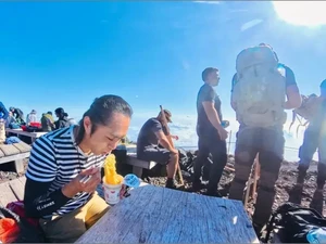 Sensasi Makan Mie Instan Cup Mahal di Gunung Fuji, Segini Harganya!