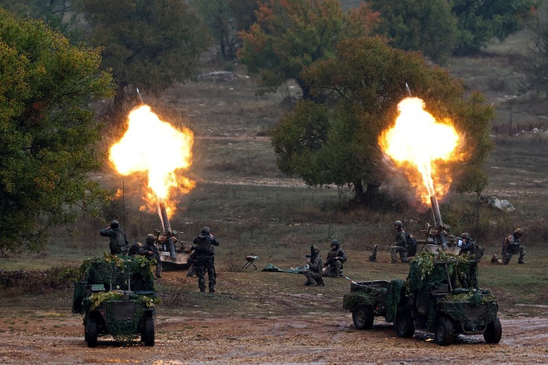 Sebuah howitzer gerak sendiri Caesar ditembakkan selama demonstrasi sebagai bagian dari Sebuah howitzer gerak sendiri Caesar ditembakkan selama demonstrasi sebagai bagian dari
