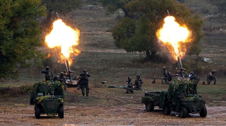 Sebuah howitzer gerak sendiri Caesar ditembakkan selama demonstrasi sebagai bagian dari Sebuah howitzer gerak sendiri Caesar ditembakkan selama demonstrasi sebagai bagian dari
