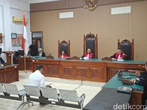 Hakim Bacakan Amar Putusan, Eks Kapolres Ngada Fokus Mencatat