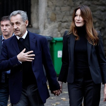 Momen Eks Presiden Prancis Sarkozy Dipenjara, Gandeng Tangan Istri