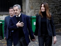Momen Eks Presiden Prancis Sarkozy Dipenjara, Gandeng Tangan Istri